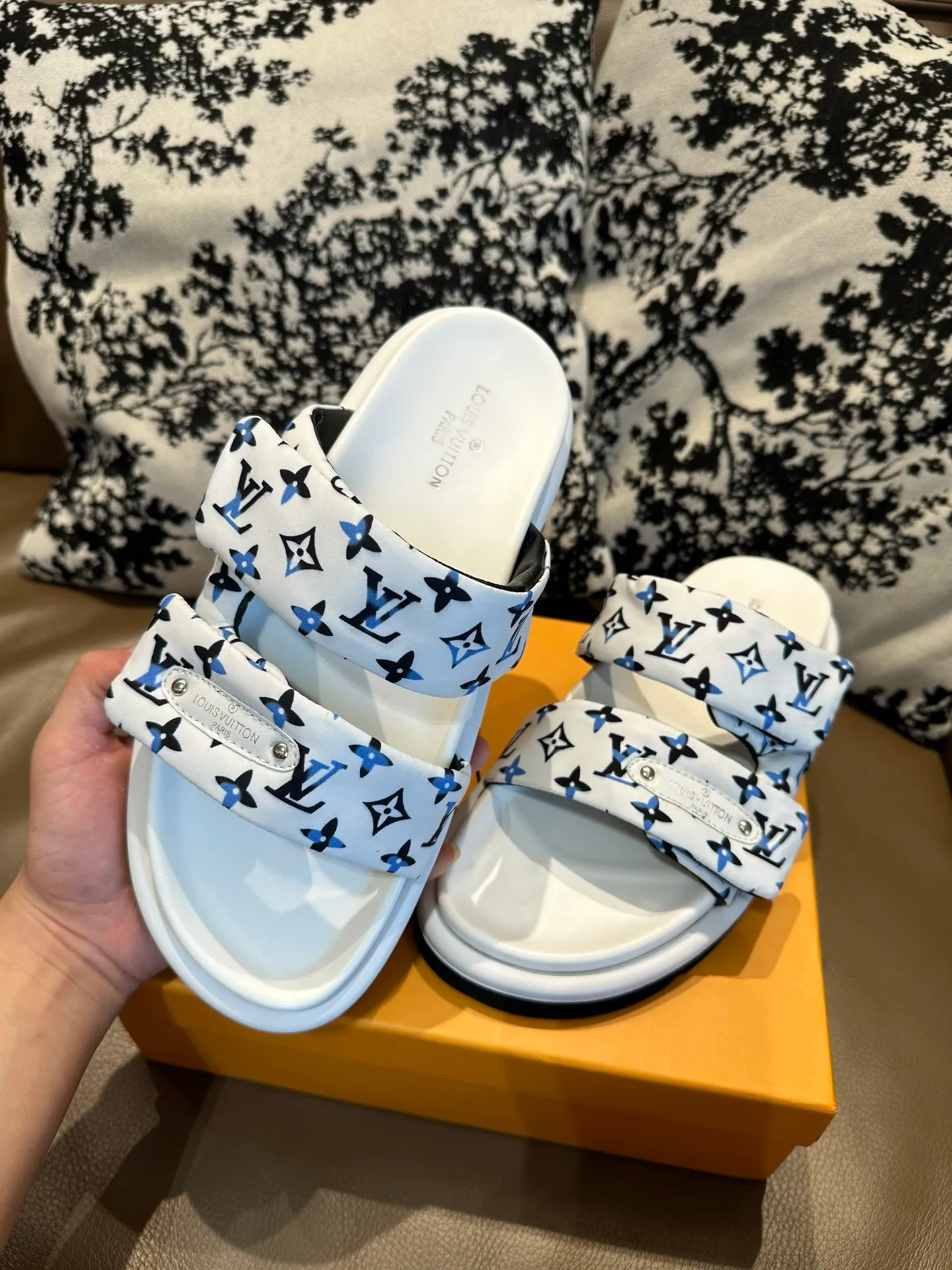 Men's shoes 💰360💰 LV. Slippers 🩴High silk fabric original PU water table rubber outsole, size 35-46